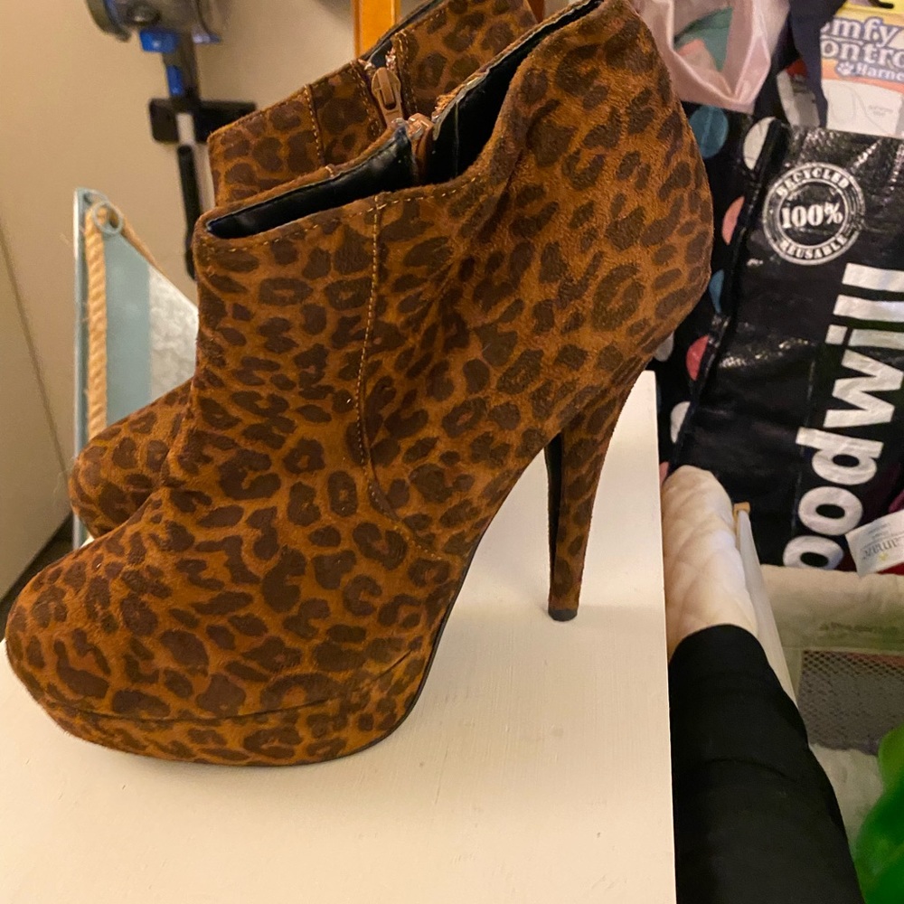 XXI CHEETA HEELS SIZE 9